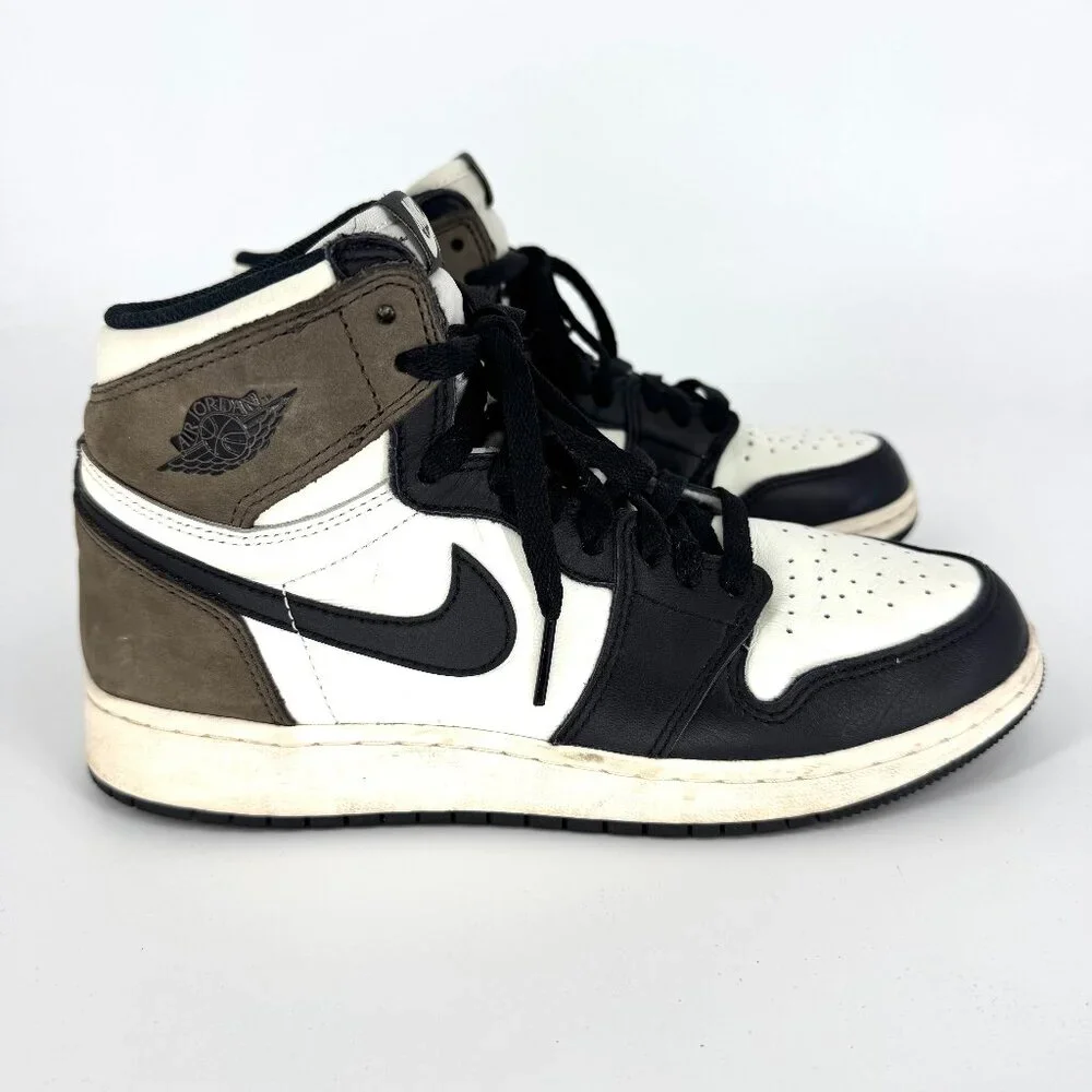 Nike Air Jordan‎ 1 Retro High OG Dark Mocha Size 6.5 Youth / 8 Women's